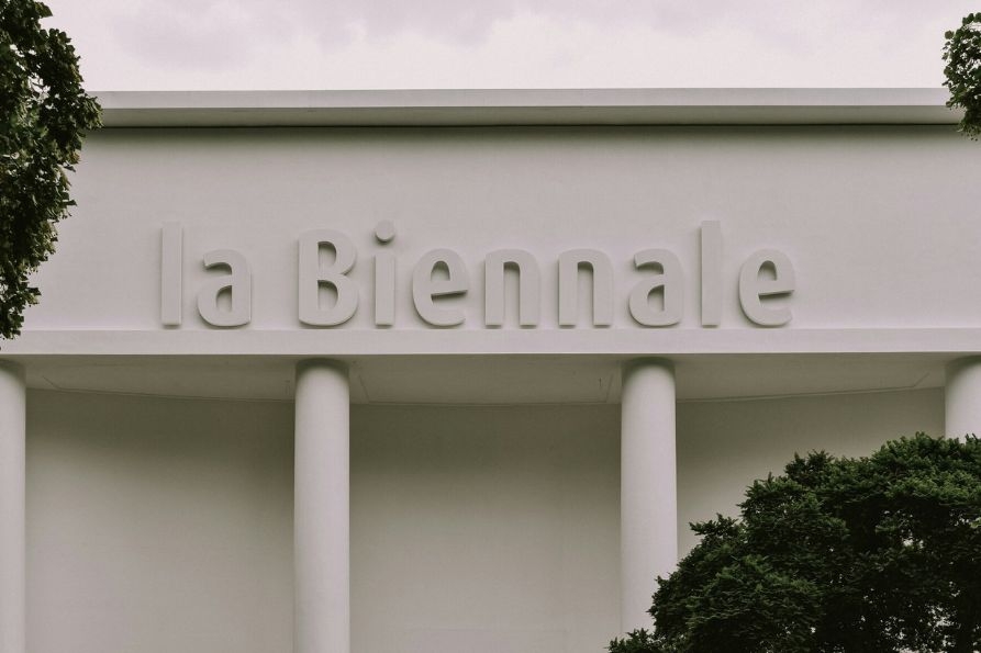 consulta AL-biennale college- 893x595